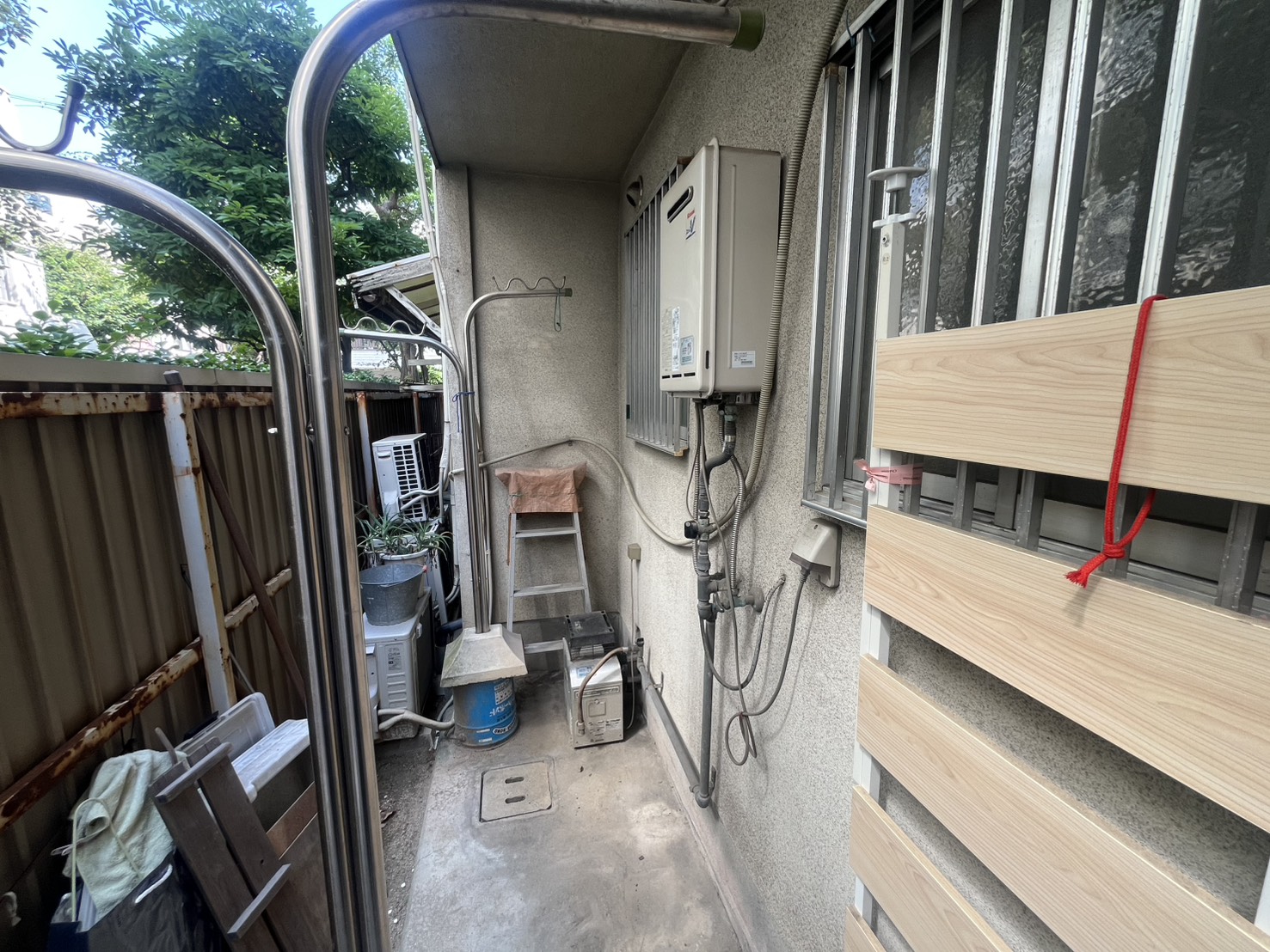 大阪市平野区 外壁と給湯器まわりの施工前